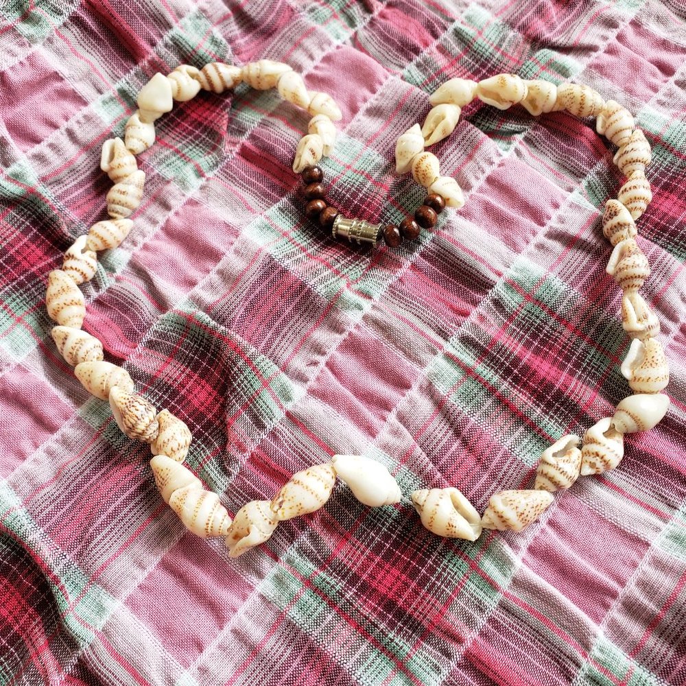 Fashionable dainty true tulip seashells necklace